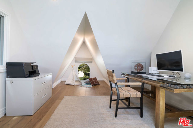 342 N Citrus Avenue, Los Angeles CA: https://media.crmls.org/mediaz/cbb00046-8eba-47b5-8646-805e6fde6e92.jpg