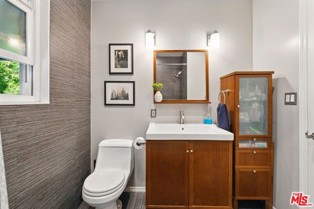 1929 Tamarind Avenue, Los Angeles CA: https://media.crmls.org/mediaz/cbb057de-e1bf-447b-bde0-358e81525d20.jpg