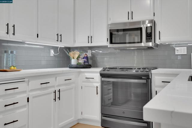 380 Claremont Dr, Brentwood CA: https://media.crmls.org/mediaz/cbb161f6-deed-4024-b30f-cd24e51f4611.jpg