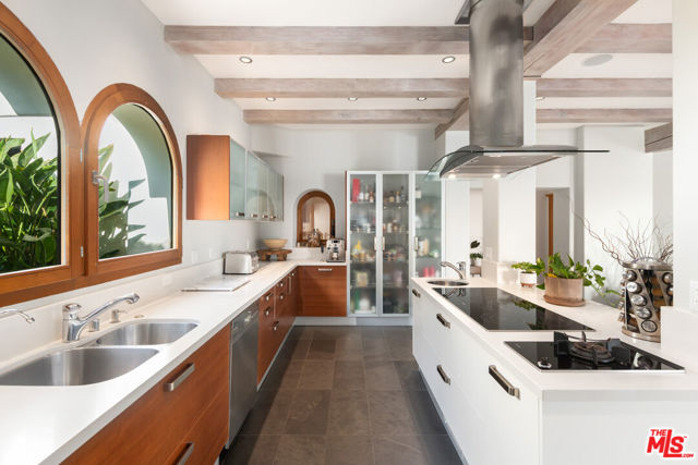 32804 Pacific Coast Highway, Malibu CA: https://media.crmls.org/mediaz/cbb17c9b-6969-4aa2-991f-b0c78d1758da.jpg