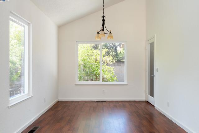 5644 ALHAMBRA HILLS CT, Martinez CA: https://media.crmls.org/mediaz/cbb17fd1-fb1b-4346-85f5-9b4cbfc9e82c.jpg