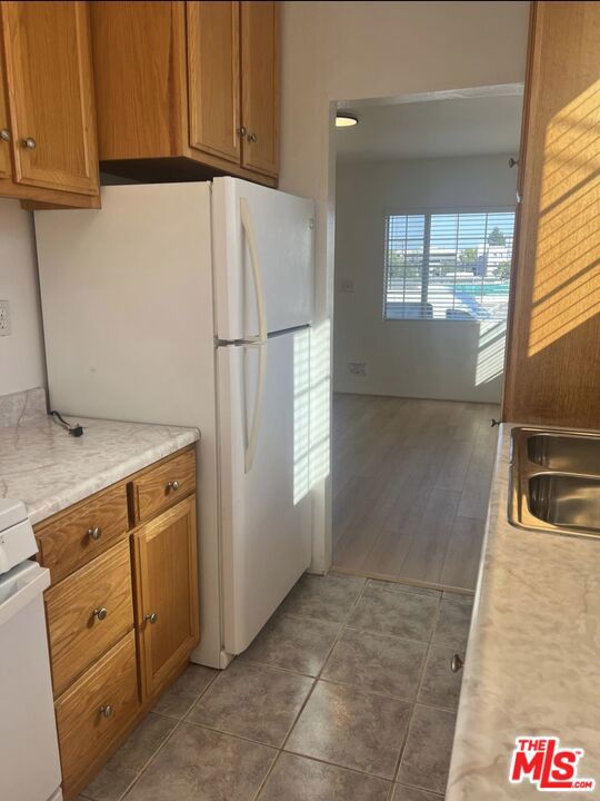 2415 Arizona Avenue, Santa Monica CA: https://media.crmls.org/mediaz/cbb276e8-25ee-4cc0-9ae1-88d844ec6ff2.jpg