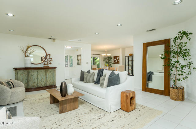 Detail Gallery Image 13 of 74 For 3550 Santa Carlotta St, Glendale,  CA 91214 - 5 Beds | 4 Baths