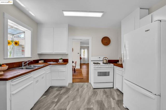 580 Chetwood St., Oakland CA: https://media.crmls.org/mediaz/cbb31a0f-a11d-443a-9c66-24cbda2ae47e.jpg