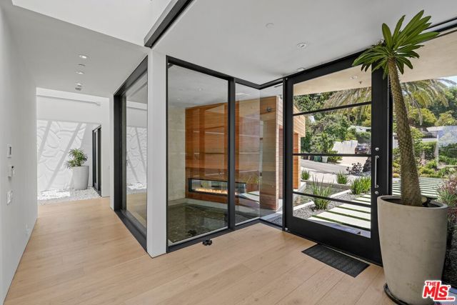 455 Castle Place, Beverly Hills CA: https://media.crmls.org/mediaz/cbb3decf-d7b0-4c82-85b5-727b1e213021.jpg