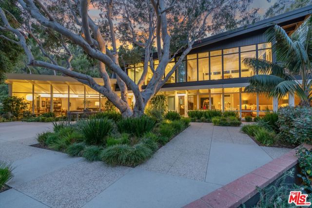 2179 Mandeville Canyon Road, Los Angeles CA: https://media.crmls.org/mediaz/cbb518ad-e19b-4710-9d38-4dc663c3dcae.jpg