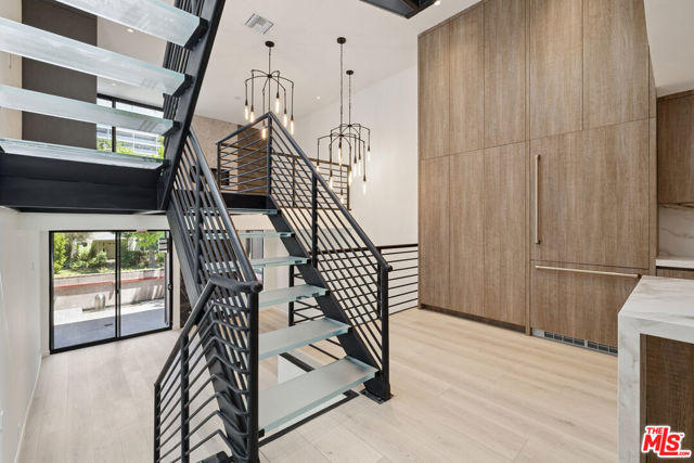 1033 Carol Drive, West Hollywood CA: https://media.crmls.org/mediaz/cbb556c4-5083-4bc3-bf75-0fd8f6230db4.jpg