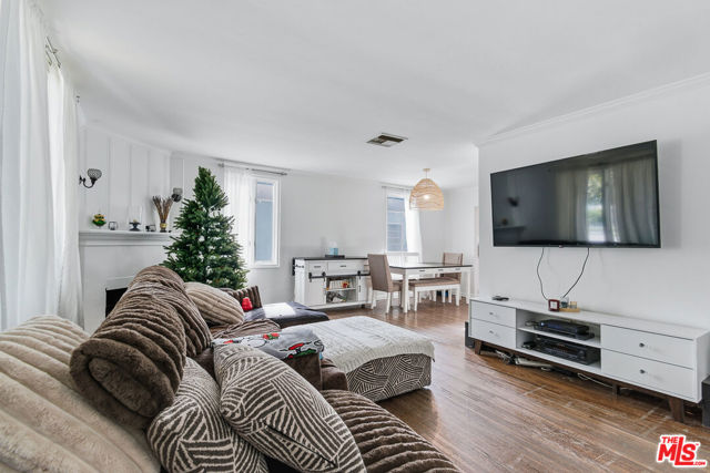 611 N Buena Vista Street, Burbank CA: https://media.crmls.org/mediaz/cbb56209-5ac6-4bac-bd9d-abcd679dc380.jpg