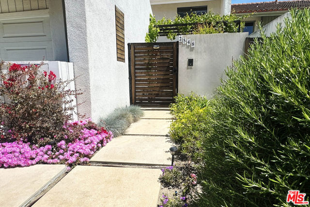 2548 Angelo Drive, Los Angeles CA: https://media.crmls.org/mediaz/cbb56b5a-abec-408a-b51f-8eef9b4eabad.jpg