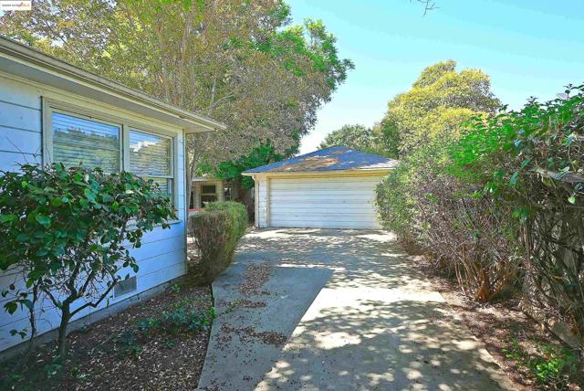 2343 Almond Ave, Concord CA: https://media.crmls.org/mediaz/cbb58304-42d7-4104-a8f9-65c041cf18de.jpg