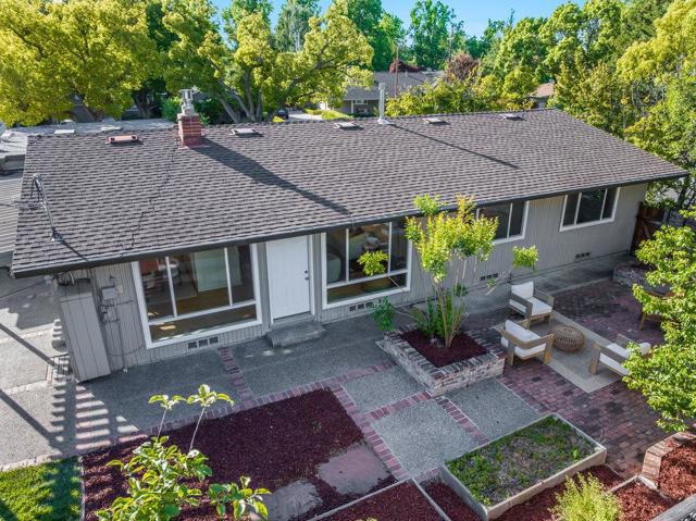 341 Linfield Drive, Menlo Park CA: https://media.crmls.org/mediaz/cbb5b65e-b8f4-4698-b1f1-89d5b2e0d7e7.jpg