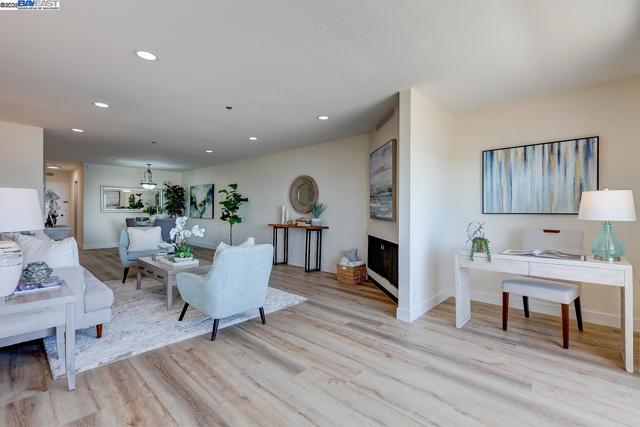 1001 Shoreline Dr, Alameda CA: https://media.crmls.org/mediaz/cbb62bfa-a13e-4cc8-a0e1-381752f388a5.jpg
