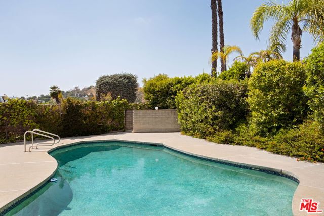 2341 N Hobart Boulevard, Los Angeles CA: https://media.crmls.org/mediaz/cbb6511d-949d-4319-b7aa-35df18d14505.jpg