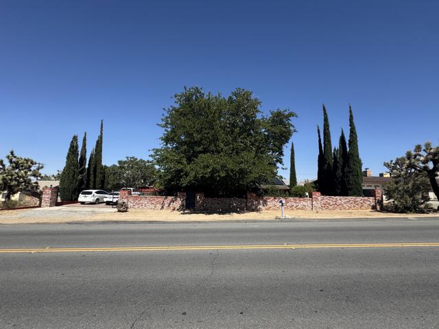 7585 Joshua Lane, Yucca Valley CA: https://media.crmls.org/mediaz/cbb67d30-2a6f-4fd1-bd19-62d18202646e.jpg