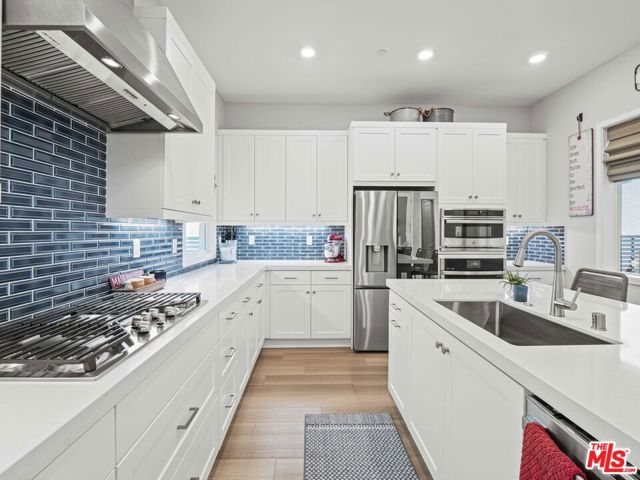 27717 Knoll View Place, Valencia CA: https://media.crmls.org/mediaz/cbb7187f-a526-4e40-9ba5-6e0113109b6b.jpg