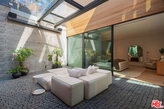 1520 Carla, Beverly Hills CA: https://media.crmls.org/mediaz/cbb7a2c5-e102-4e39-aa59-398f0443bb3c.jpg