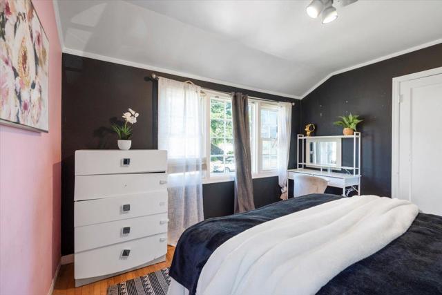 9401 Castlewood Street, Oakland CA: https://media.crmls.org/mediaz/cbb7dd41-a1cd-4d60-9a22-514cda05951d.jpg