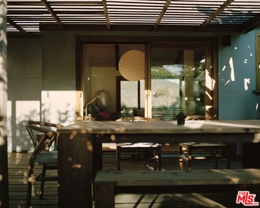 https://media.crmls.org/mediaz/cbb82275-e6c4-482a-9dfe-3ee890930caa.jpg?preset=X-Large