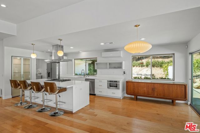 4207 Michelangelo Avenue, Woodland Hills CA: https://media.crmls.org/mediaz/cbb932ad-0c0f-447f-a4a7-e6bf40bfb8bf.jpg