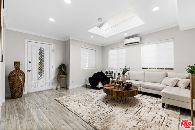 8557 Norwich Avenue, North Hills CA: https://media.crmls.org/mediaz/cbb9cbf4-e00b-435e-b116-f19f9a3af0d7.jpg