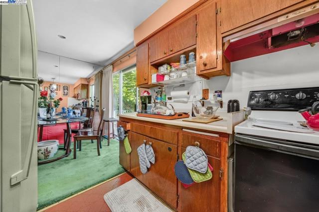 1738 7Th St, Berkeley CA: https://media.crmls.org/mediaz/cbba1c35-a685-4f1c-aab5-7891618bc476.jpg