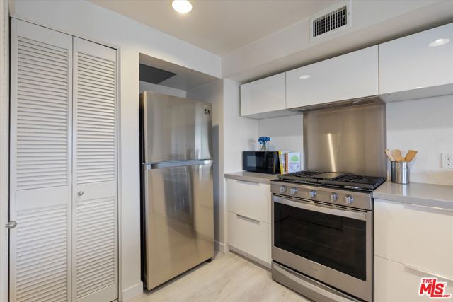 13200 Pacific Promenade, Playa Vista CA: https://media.crmls.org/mediaz/cbba7f2e-036c-4d70-ad7a-6c24e42a39e4.jpg