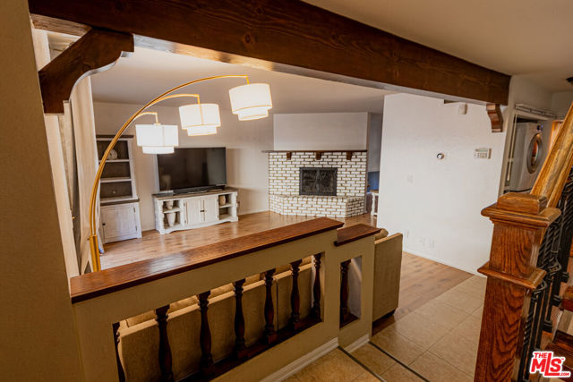 645 Magnolia Boulevard, Burbank CA: https://media.crmls.org/mediaz/cbbad819-cbe4-420e-9aa5-8dc6ddbbf54f.jpg