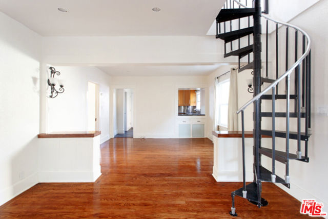 547 Brooks Avenue, Venice CA: https://media.crmls.org/mediaz/cbbb0f82-e137-4e32-b545-2204a0fe3cc7.jpg