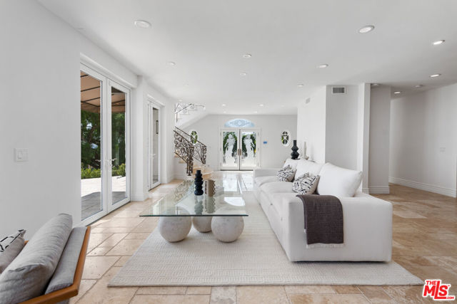 27931 Winding Way, Malibu CA: https://media.crmls.org/mediaz/cbbb53f7-5aa1-4499-8e76-b27758e17100.jpg
