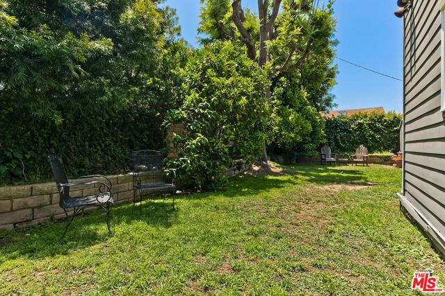 3201 Maplewood Avenue, Los Angeles CA: https://media.crmls.org/mediaz/cbbc0855-e3db-4be9-ba42-408699dc5198.jpg
