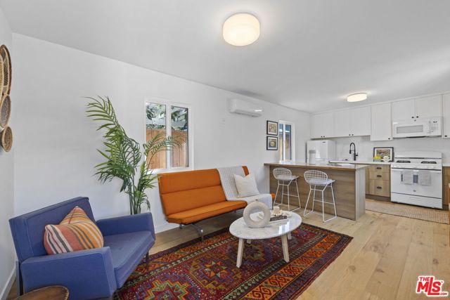 3908 Bentley Avenue, Culver City CA: https://media.crmls.org/mediaz/cbbd967f-741b-4459-8298-9109034ec440.jpg