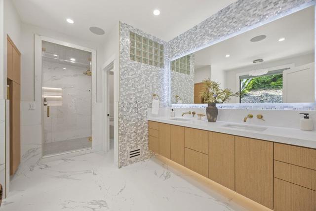 1095 Macadamia Drive, Hillsborough CA: https://media.crmls.org/mediaz/cbbdd9f6-5a85-4673-995b-f37ca754cb86.jpg