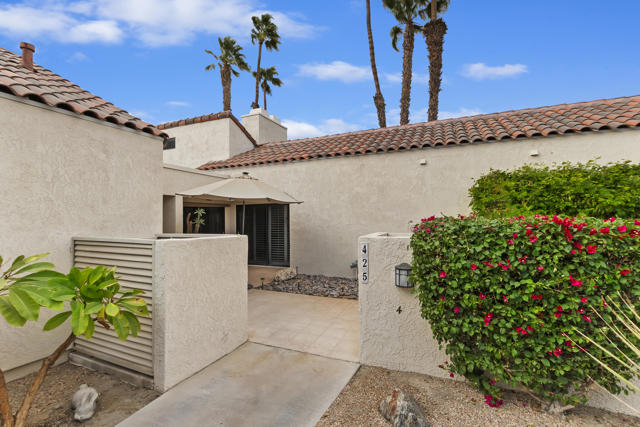 425 Forest Hills Drive, Rancho Mirage CA: https://media.crmls.org/mediaz/cbbecd74-c9f6-4130-b81d-07c705fba080.jpg