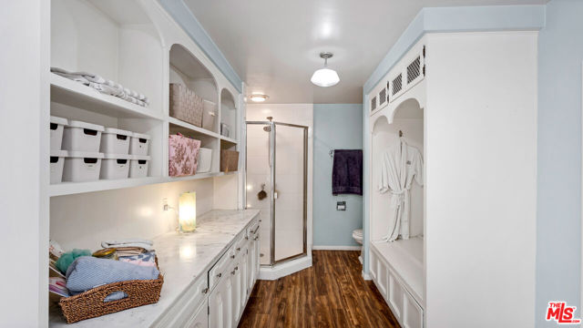 4559 Morella Avenue, Valley Village CA: https://media.crmls.org/mediaz/cbbf00d0-78e0-41e0-98a0-dfc332d2bf97.jpg