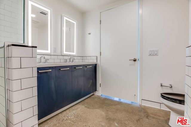 1250 N Fairfax Avenue, West Hollywood CA: https://media.crmls.org/mediaz/cbc00a21-051e-4c0d-823f-e333981caff6.jpg