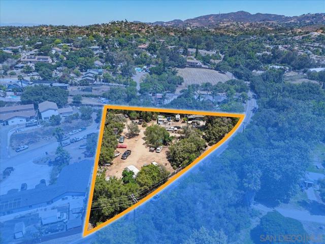 1960 Buena Creek Rd, Vista CA: https://media.crmls.org/mediaz/cbc022f8-4cc3-49f4-a4fb-25d12e193665.jpg