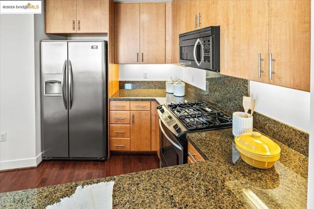 438 W Grand Ave, Oakland CA: https://media.crmls.org/mediaz/cbc1d720-67d8-4e1b-a9c9-dc42198bf753.jpg