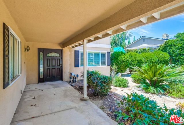687 Mount Carmel Drive, Claremont CA: https://media.crmls.org/mediaz/cbc1d98c-7878-49e0-8c14-e510fe1d5fde.jpg