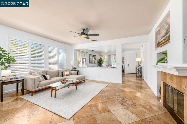 10 Narcissus Ct, Danville CA: https://media.crmls.org/mediaz/cbc2424a-110c-443f-8618-037b79c0d1c8.jpg