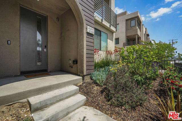 13133 VICTORY Boulevard photo 2