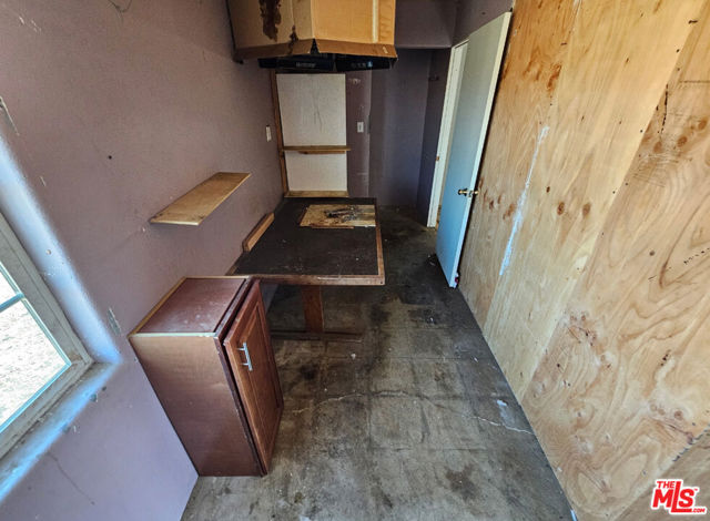 31576 Emerald Road, Lucerne Valley CA: https://media.crmls.org/mediaz/cbc2febe-3705-4038-974d-955174f5cae3.jpg
