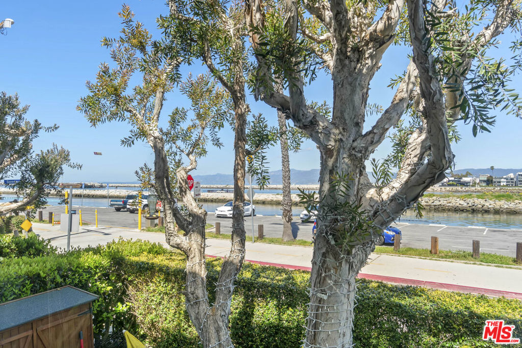 https://media.crmls.org/mediaz/cbc4a175-c8c7-4f3d-b5a7-03ccb41917a4.jpg?preset=X-Large