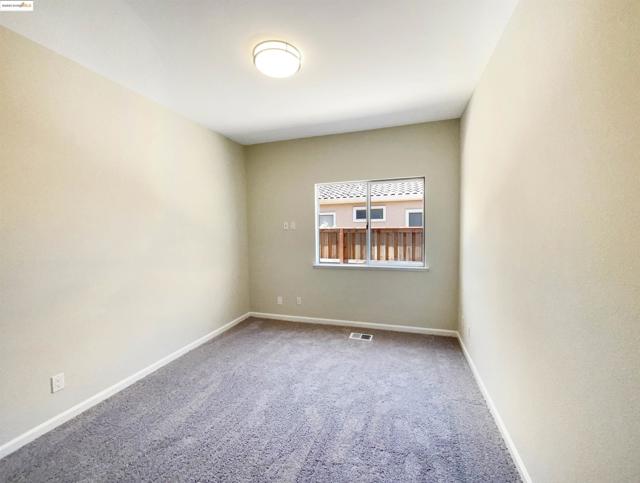 5214 Pavilion Ct, Fairfield CA: https://media.crmls.org/mediaz/cbc4c752-bf10-452b-b838-fc671acc1e5c.jpg