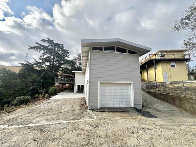 58 Pomona St, Crockett CA: https://media.crmls.org/mediaz/cbc52c01-acbb-43ae-bf74-bd017880a65b.jpg