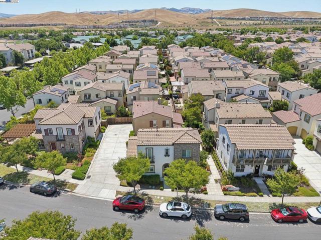 5010 Barrenstar Way, San Ramon CA: https://media.crmls.org/mediaz/cbc57af2-4773-4cfe-8aa8-3a8fd274dda2.jpg