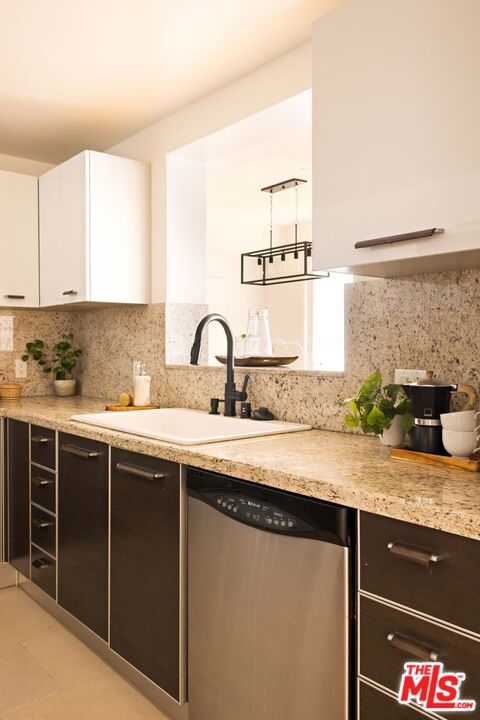 325 Arnaz Drive, Los Angeles CA: https://media.crmls.org/mediaz/cbc5fc45-aa57-4cca-8050-b49f7b5b58ec.jpg