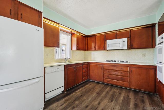 1215 Anchors Way Drive, Ventura CA: https://media.crmls.org/mediaz/cbc61311-d349-4ddb-9f99-2acee32f8c23.jpg