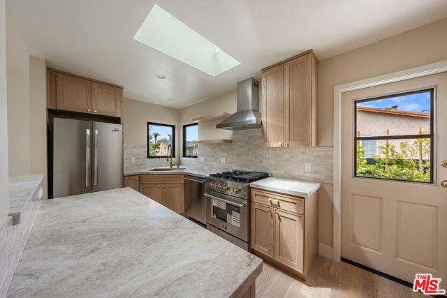 4718 Gaviota Avenue, Long Beach CA: https://media.crmls.org/mediaz/cbc6df2c-ce87-4771-a968-f37af14b9fd9.jpg