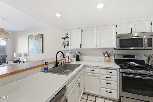 9813 Sweetwater Lane, Ventura CA: https://media.crmls.org/mediaz/cbc7fe0d-b3eb-4039-856d-21cfdf7db71f.jpg