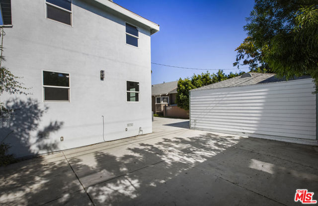 2074 W 29th Street, Los Angeles CA: https://media.crmls.org/mediaz/cbc84f62-6702-4352-8793-e8ee0924a70d.jpg